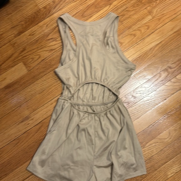 GAP Women’s Romper - Picture 2 of 3
